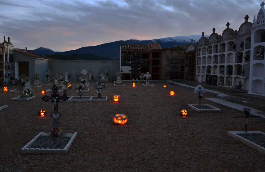 Trasmoz, cementerio, el pueblo de las brujas, halloween, brujas, cementerios, fiestas tradicionales, calabaza, luz de las ánimas, Castillo Trasmoz, Moncayo, Zaragoza, Aragón, Panibericana v2