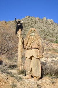 Navalacruz-Avila-mascarada-dulzaina-harramachos-fiesta de carnaval-españa-carnival-spain-disfraces originales a-iberica-que-hacer-en-avila-tradiciones-peleles-España vaciada 13