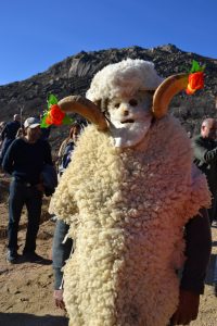 Navalacruz-Avila-mascarada-dulzaina-harramachos-fiesta de carnaval-españa-carnival-spain-panibericana-peninsula-iberica-que-hacer-en-avila-tradiciones-peleles-España vaciada 7