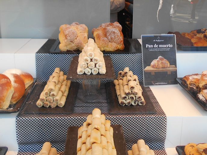 Pan de muerto en Madrid, la Mallorquina. Día de Muertos mexicano en Madrid, España, panibericana
