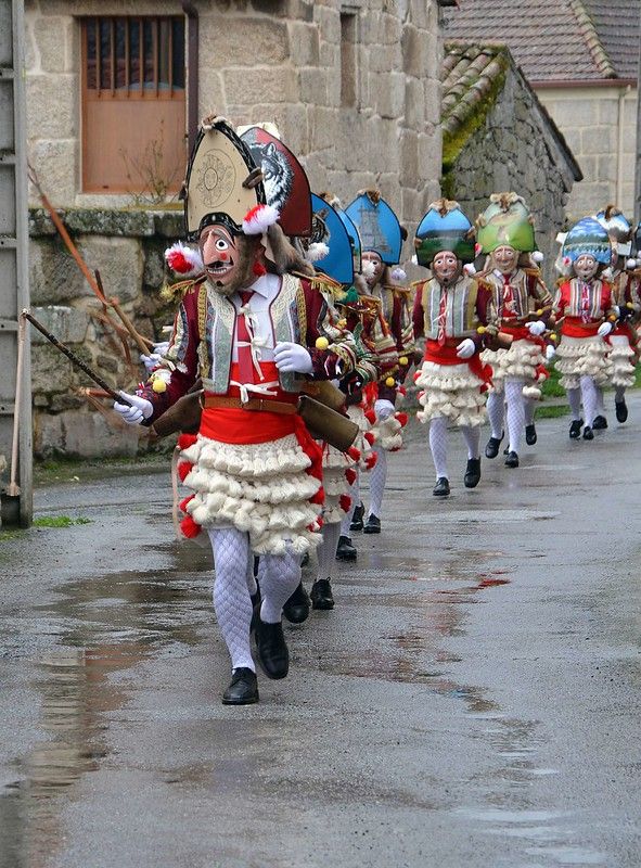 Entorido-carnaval-A-Xironda-Ourense-Galicia-Spain-carnival-Mázcara-peliqueiro-fiestas-tradicionales-España-traje-típico-Panibericana 5