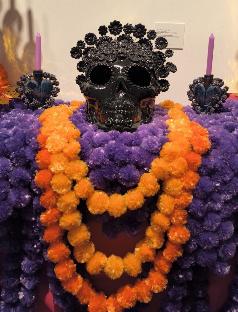 Casa-de-México-en-Madrid- Altares-Día- de- muertos-calaveras-Halloween-cenpasúchil-artesanía-Panibericana 4