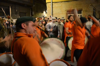 Una agrupación de tamborileros anima los rituales
